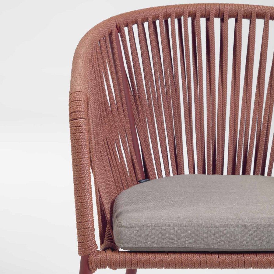 KAVE HOME Yanet hagestol, med armlener og stoffpute - terrakotta tau og stl