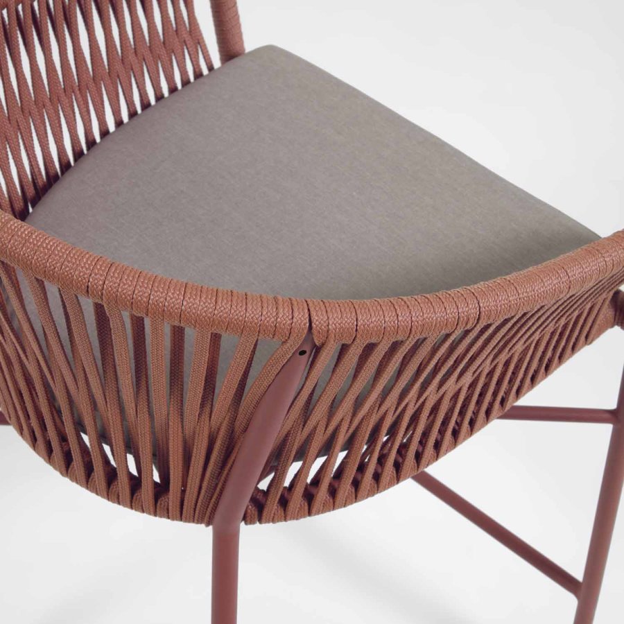 KAVE HOME Yanet hagestol, med armlener og stoffpute - terrakotta tau og stl (H:65)