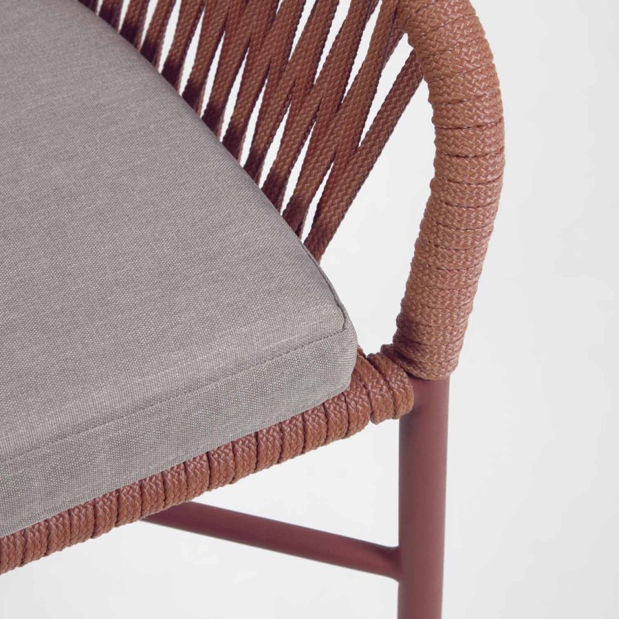 KAVE HOME Yanet hagestol, med armlener og stoffpute - terrakotta tau og stl (H:65)