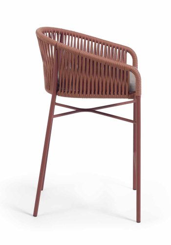 KAVE HOME Yanet hagestol, med armlener og stoffpute - terrakotta tau og stl (H:65)