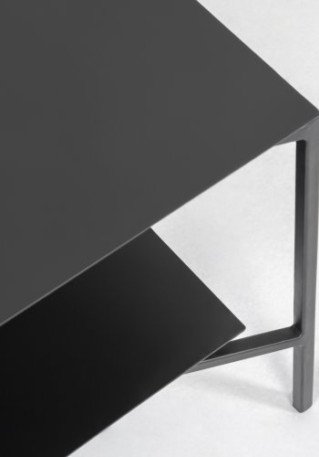 KAVE HOME Azisi salongbord, med hylle - svart glass og svart stl (140x60)