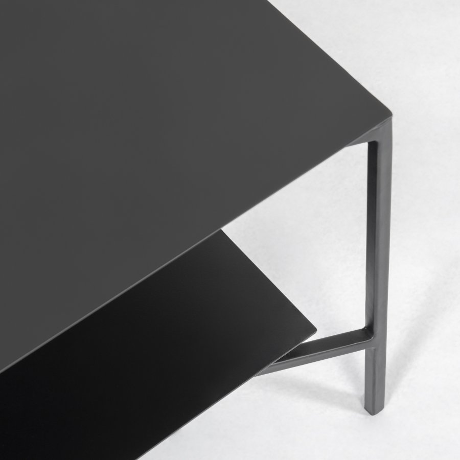 KAVE HOME Azisi salongbord, med hylle - svart glass og svart stl (140x60)