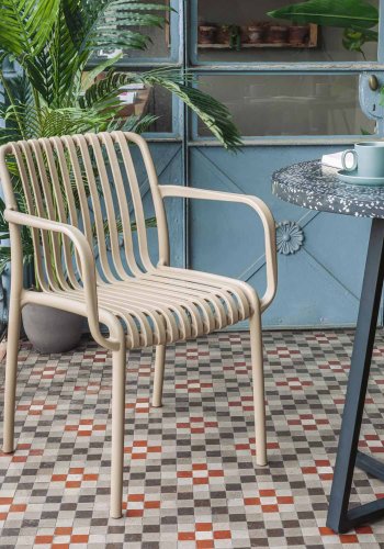 KAVE HOME Isabellini hagestol, med armlener - beige polypropylen