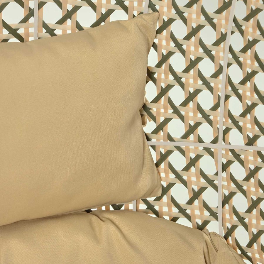 KAVE HOME Cira hengestol, med puter - polyester og flerfarget polyrattan