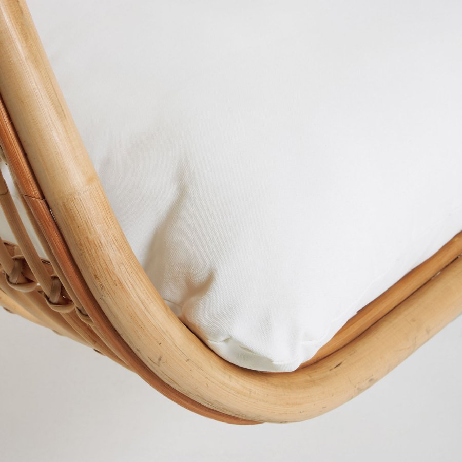 KAVE HOME hengestol, med pute og stativ - naturrotting og lysegr metall