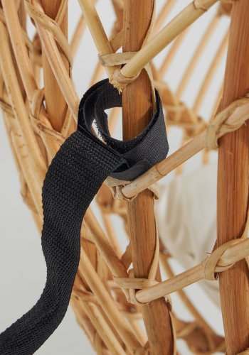 KAVE HOME hengestol, med pute og stativ - naturrotting og lysegr metall