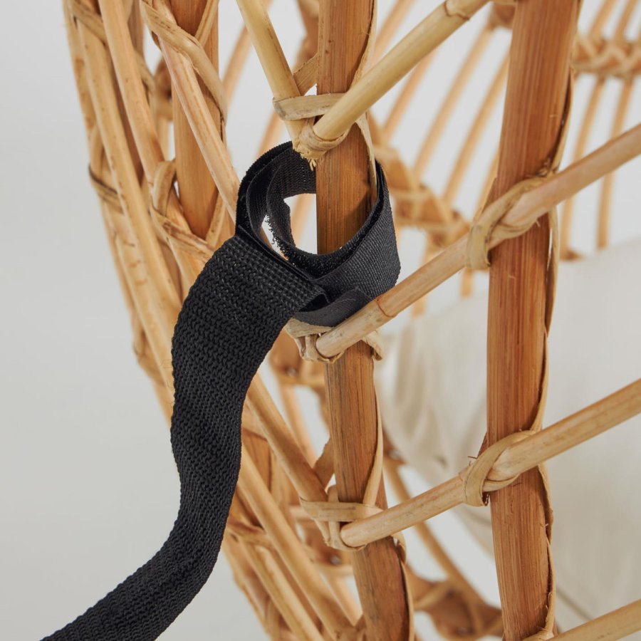 KAVE HOME hengestol, med pute og stativ - naturrotting og lysegr metall