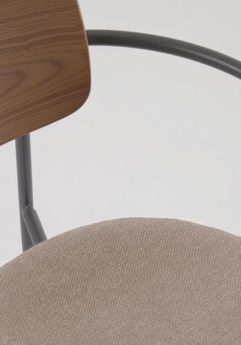 KAVE HOME Maureen spisebordstol, m. armlener - naturlig valnttfiner, stoff og svart metall