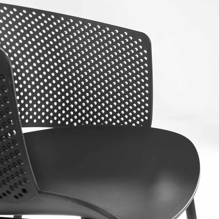 KAVE HOME Yeray hagestol, med armlener - svart resirkulert polypropylen og stl