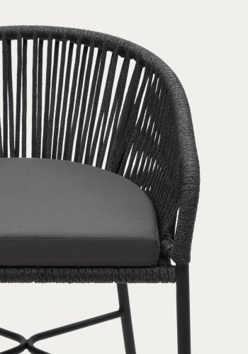 KAVE HOME Yanet Barhocker, mit Kissen, Armlehnen und Fußstütze – schwarze Kordel und schwarzer Stahl