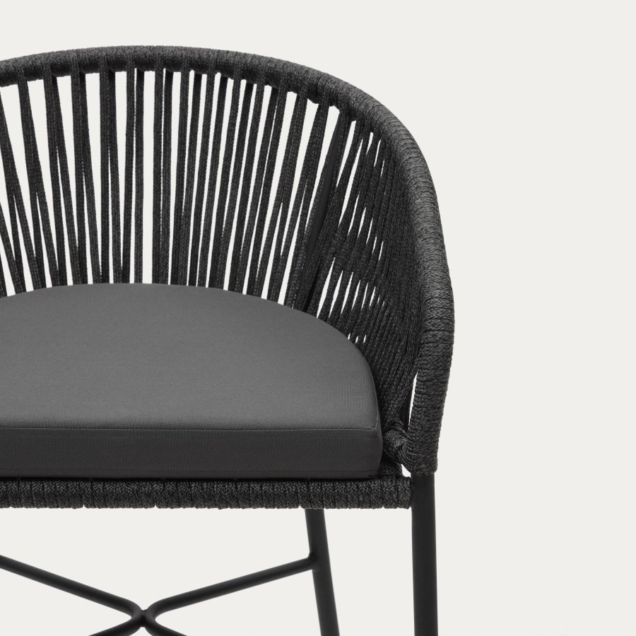 KAVE HOME Yanet Barhocker, mit Kissen, Armlehnen und Fußstütze – schwarze Kordel und schwarzer Stahl