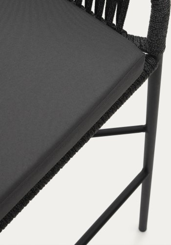 KAVE HOME Yanet Barhocker, mit Kissen, Armlehnen und Fußstütze – schwarze Kordel und schwarzer Stahl