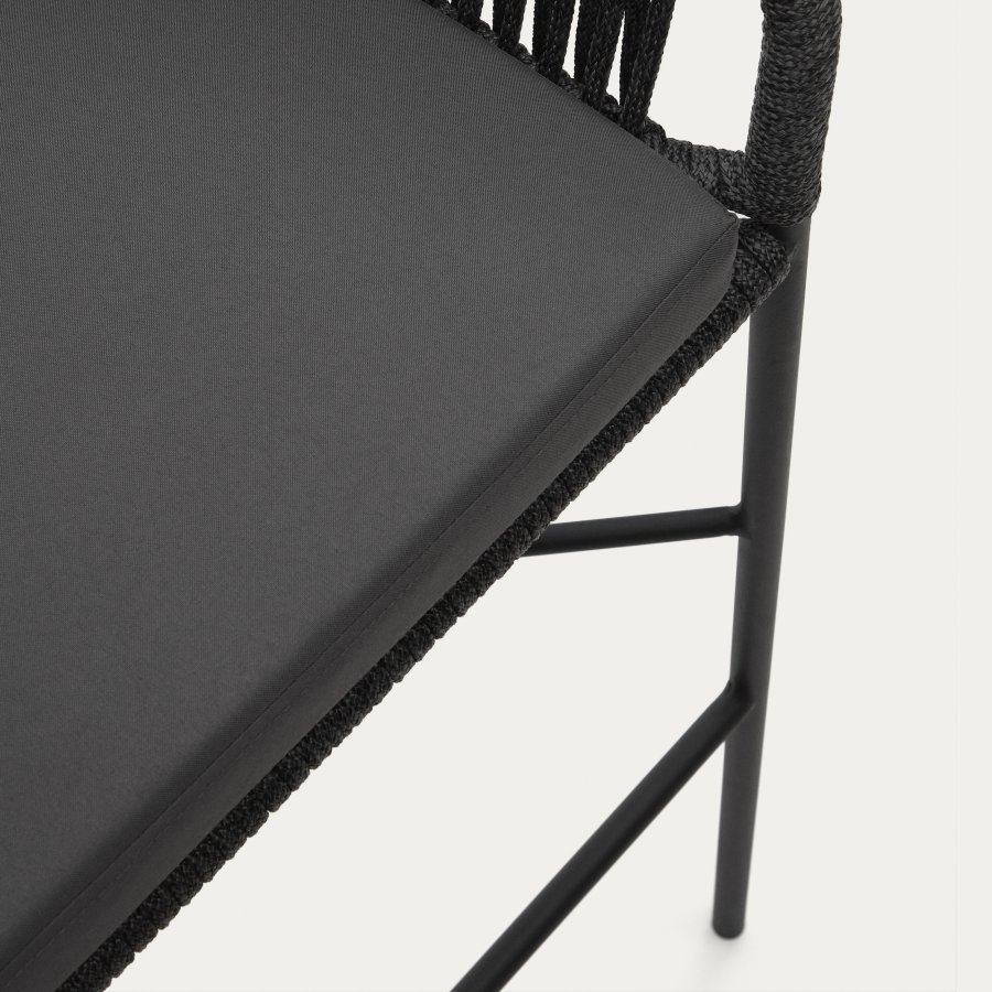 KAVE HOME Yanet Barhocker, mit Kissen, Armlehnen und Fußstütze – schwarze Kordel und schwarzer Stahl