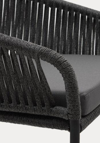 KAVE HOME Yanet Barhocker, mit Kissen, Armlehnen und Fußstütze – schwarze Kordel und schwarzer Stahl