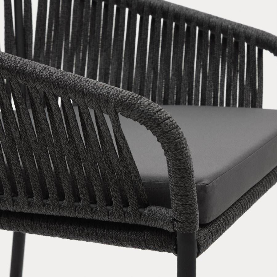 KAVE HOME Yanet Barhocker, mit Kissen, Armlehnen und Fußstütze – schwarze Kordel und schwarzer Stahl