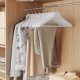 SONGMICS Trehengere, Sett med 30, Tynne Trehengere, Hakk i Skulderomr�det, Buksehenger, 360&deg; Roterende Krok, Bj�rketre, For Belter og Jakker, Cloud White CRW030W02