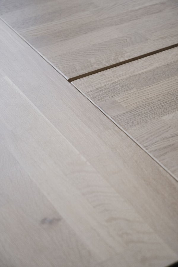 ROWICO Carradale spisebord, m. udtrk - hvidvasket eg og sort metal (170x100)