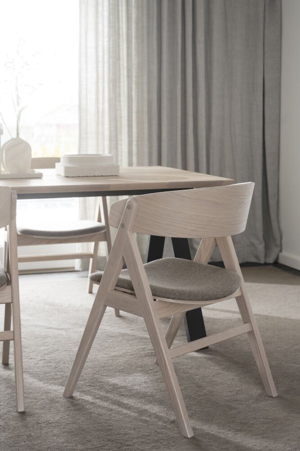 ROWICO Waterton spisebordstol, m armlener - gr/brunt stoff og hvitkalket eik