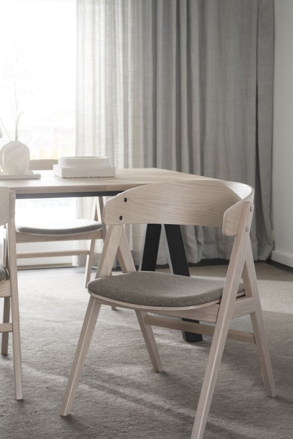 ROWICO Waterton spisebordstol, m armlener - gr/brunt stoff og hvitkalket eik