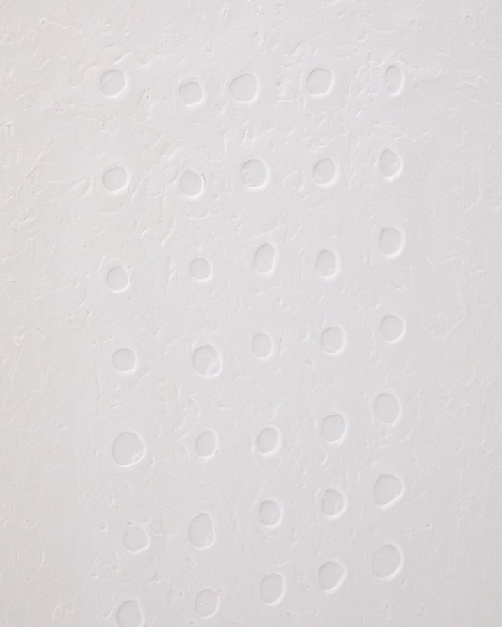 KAVE HOME Olvin abstrakt bilde p hvitt resirkulert papir med hndlagde relieffer 73,6 x 93,6 cm