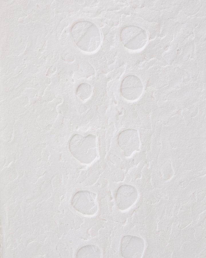 KAVE HOME Olvin abstrakt bilde p hvitt resirkulert papir med hndlagde relieffer 43,6 x 93,6 cm