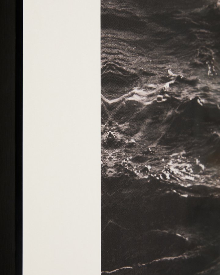 KAVE HOME Zavira billede, rektangul�r - sort hvid fotografi af b�lger (84x64)