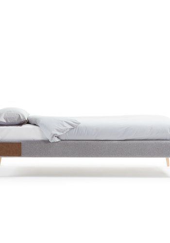 KAVE HOME Dyla Bettrahmen mit abnehmbarem Bezug - hellgrauer Stoff und Buchenholz (90x190)
