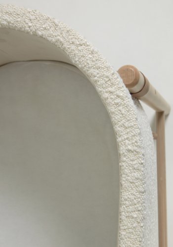 KAVE HOME Adara hvit fleece mosekurv med massiv bk ben 69 x 46 cm