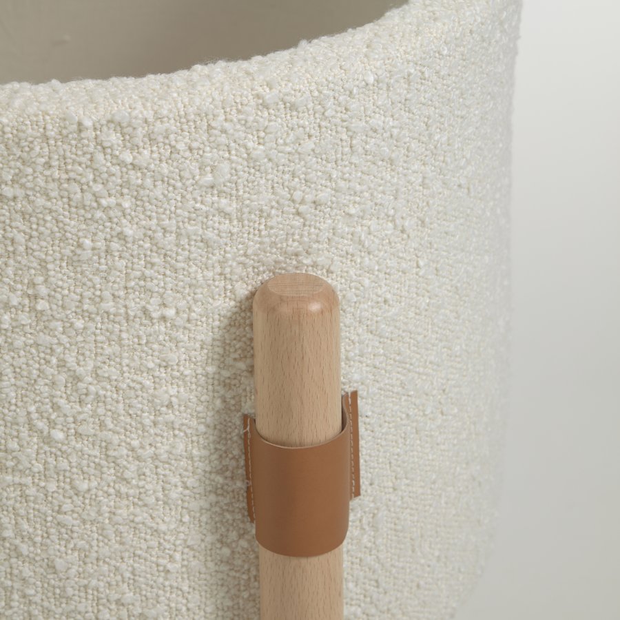 KAVE HOME Adara hvit fleece mosekurv med massiv bk ben 69 x 46 cm