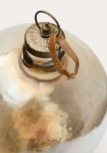 KAVE HOME Piril julekule laget av brunt resirkulert glass, 25 cm