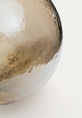 KAVE HOME Piril julekule laget av brunt resirkulert glass, 25 cm