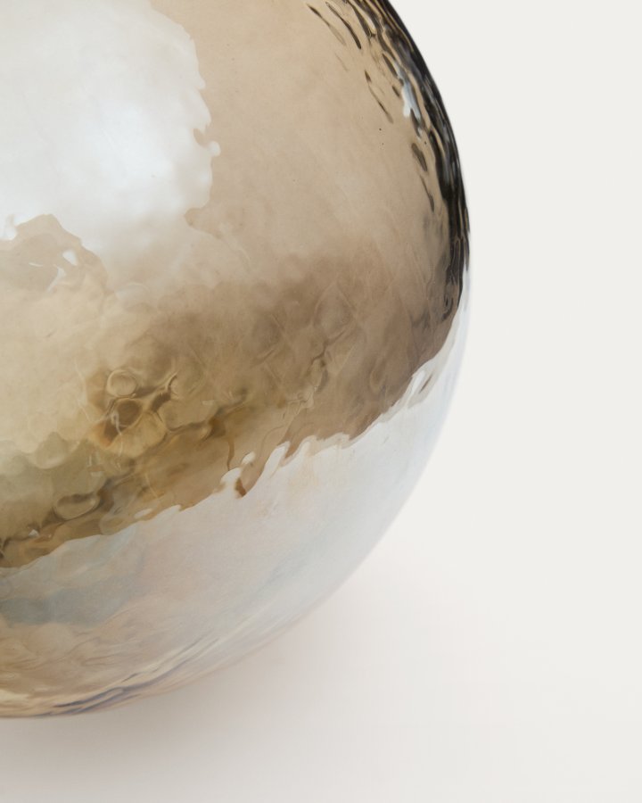 KAVE HOME Piril julekule laget av brunt resirkulert glass, 25 cm