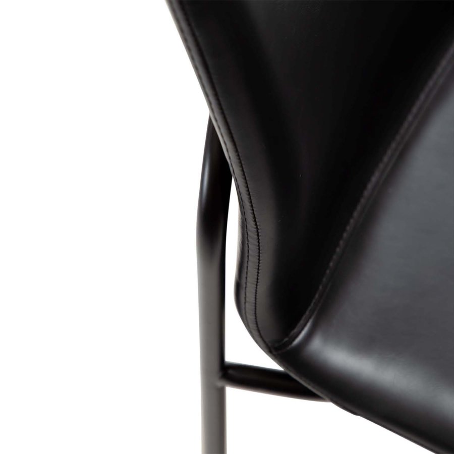 DAN-FORM Woof matbordsstol - vintage svart konstläder och svart stl