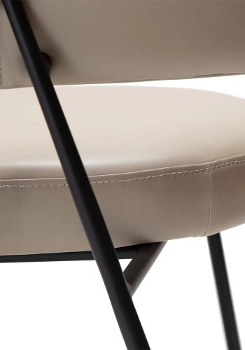 DAN-FORM Roost Esszimmerstuhl – Vintage-Kaschmir-Kunstleder und schwarzer Stahl