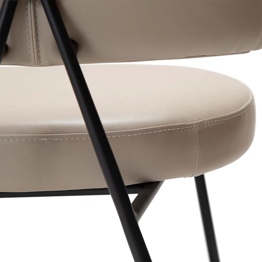 DAN-FORM Roost Esszimmerstuhl – Vintage-Kaschmir-Kunstleder und schwarzer Stahl