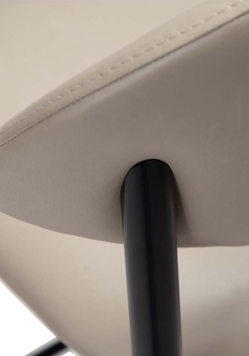 DAN-FORM Tush Barhocker, mit Rückenlehne und Fußstütze – Kaschmir-Kunstleder und schwarzer Stahl