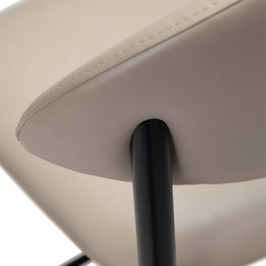 DAN-FORM Tush Barhocker, mit Rückenlehne und Fußstütze – Kaschmir-Kunstleder und schwarzer Stahl