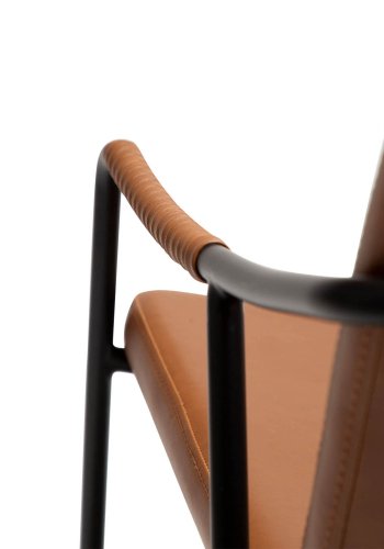 DAN-FORM Boto Loungesessel mit Armlehnen – Vintage hellbraunes Kunstleder und schwarzer Stahl