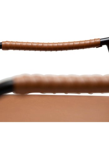 DAN-FORM Boto Loungesessel mit Armlehnen – Vintage hellbraunes Kunstleder und schwarzer Stahl