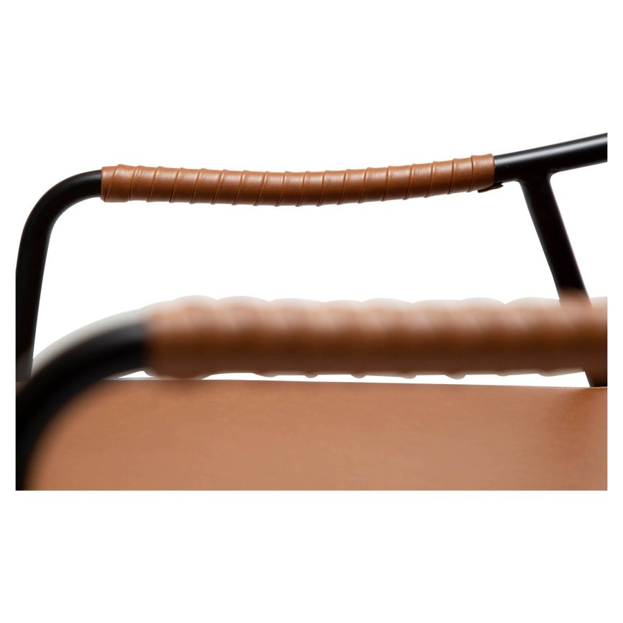 DAN-FORM Boto Loungesessel mit Armlehnen – Vintage hellbraunes Kunstleder und schwarzer Stahl