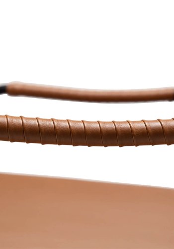 DAN-FORM Boto Loungesessel mit Armlehnen – Vintage hellbraunes Kunstleder und schwarzer Stahl