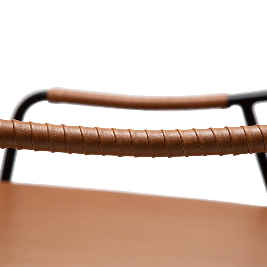 DAN-FORM Boto Loungesessel mit Armlehnen – Vintage hellbraunes Kunstleder und schwarzer Stahl