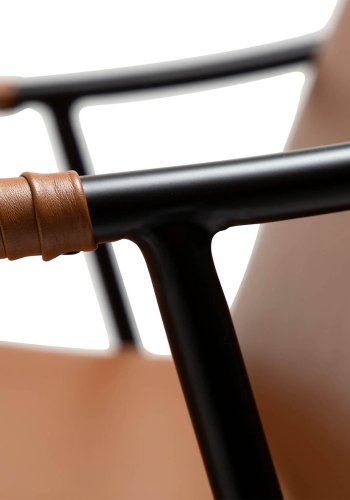 DAN-FORM Boto Loungesessel mit Armlehnen – Vintage hellbraunes Kunstleder und schwarzer Stahl