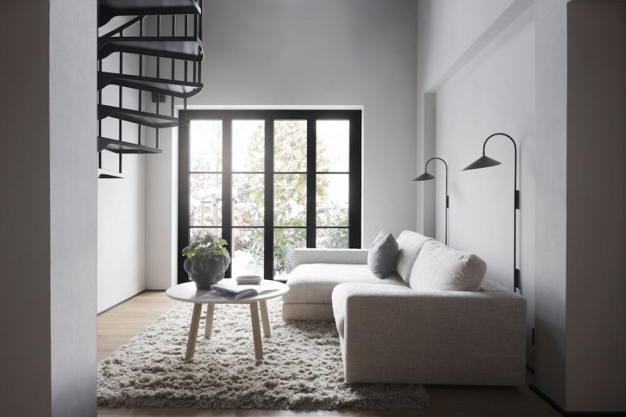 ROWICO Taransay salongbord, rundt - beige travertin og hvitkalket eik (90)