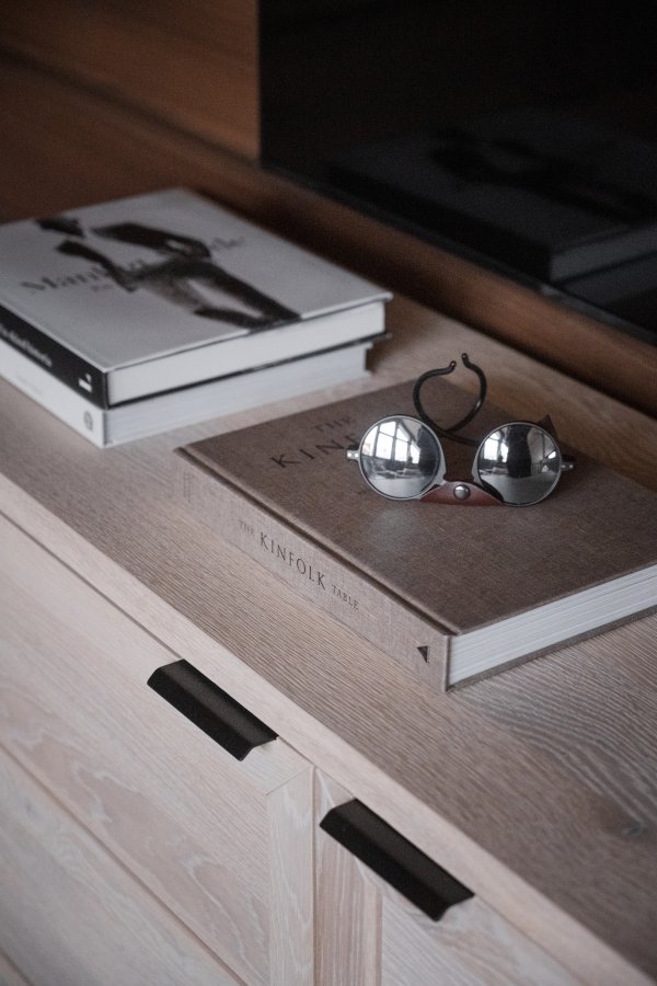 ROWICO rektangulr Everett sknk m. 2 lger og 1 hylde - hvidvasket vildeg og sort metal