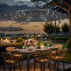 SONGMICS frittst�ende hageparasoll med solcelledrevne LED-lys, 3 m banan-terrasseparasoll med base, h�ndsveiv for �pning og lukking, solskjerm med UPF 50+ beskyttelse, gr� GPU118G01