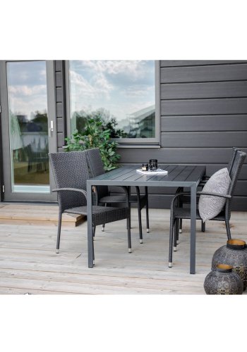 VENTURE DESIGN Gartenset mit Break-Tisch (150 x 90) und 4 Anna-Stühlen – schwarzes Eichenholz/Alu/Rattan 