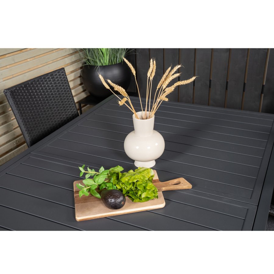 VENTURE DESIGN Gartenset mit Marbella-Tisch, mit Verlängerung und 4 Anna-Stühlen – schwarzes Eichenholz/Alu/Rattan 
