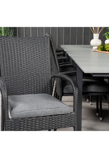 VENTURE DESIGN Gartenset mit Levels-Tisch mit Verlängerung und 10 Anna-Stühlen mit Armlehnen – graues Aintwood/schwarzes Rattan