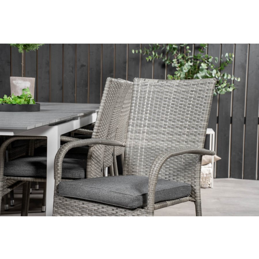 VENTURE DESIGN Gartenset mit Levels Tisch mit Verlängerung und 10 Anna Stühlen mit Armlehnen – graues Aintwood/Rattan